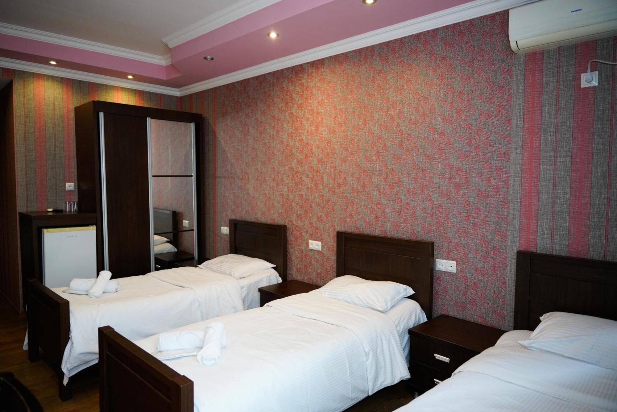 Hotel Monopoli Koetaisi Buitenkant foto