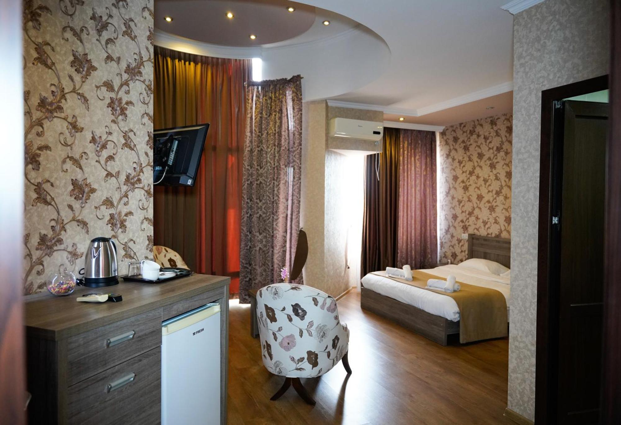 Hotel Monopoli Koetaisi Buitenkant foto