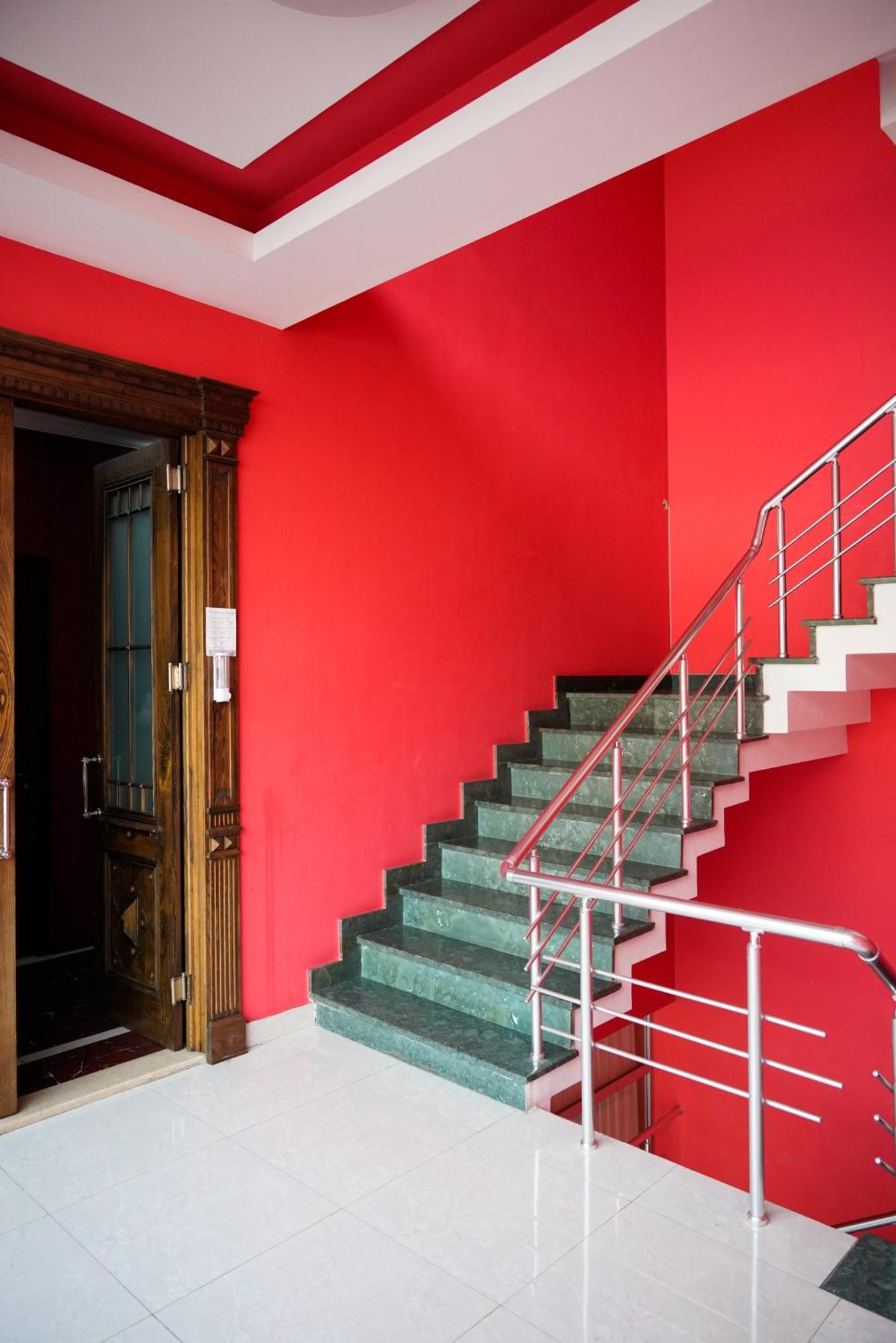 Hotel Monopoli Koetaisi Buitenkant foto