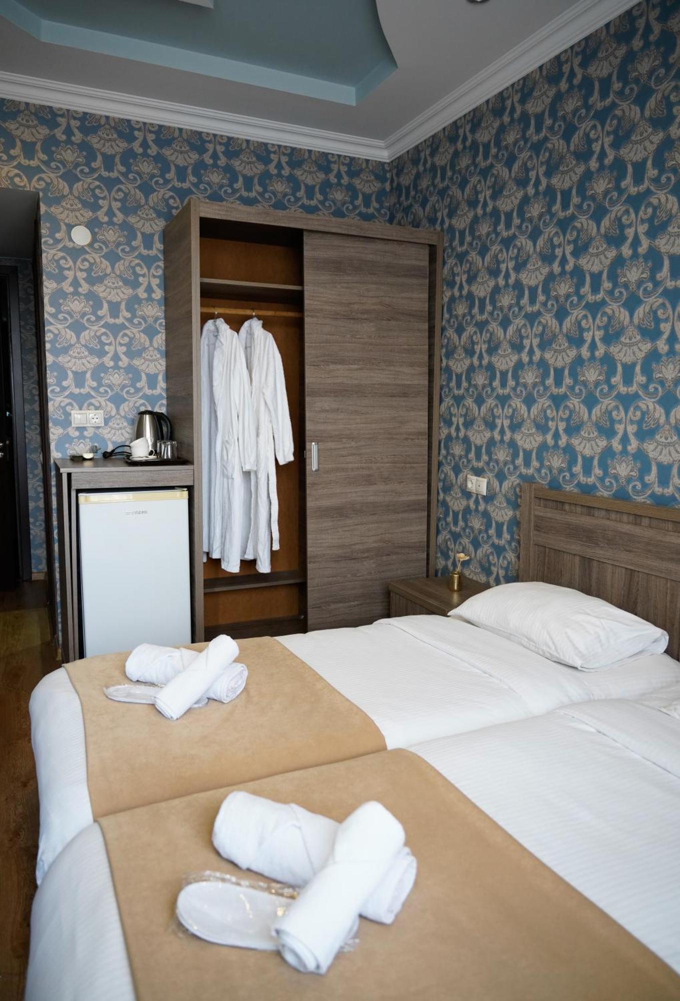 Hotel Monopoli Koetaisi Buitenkant foto