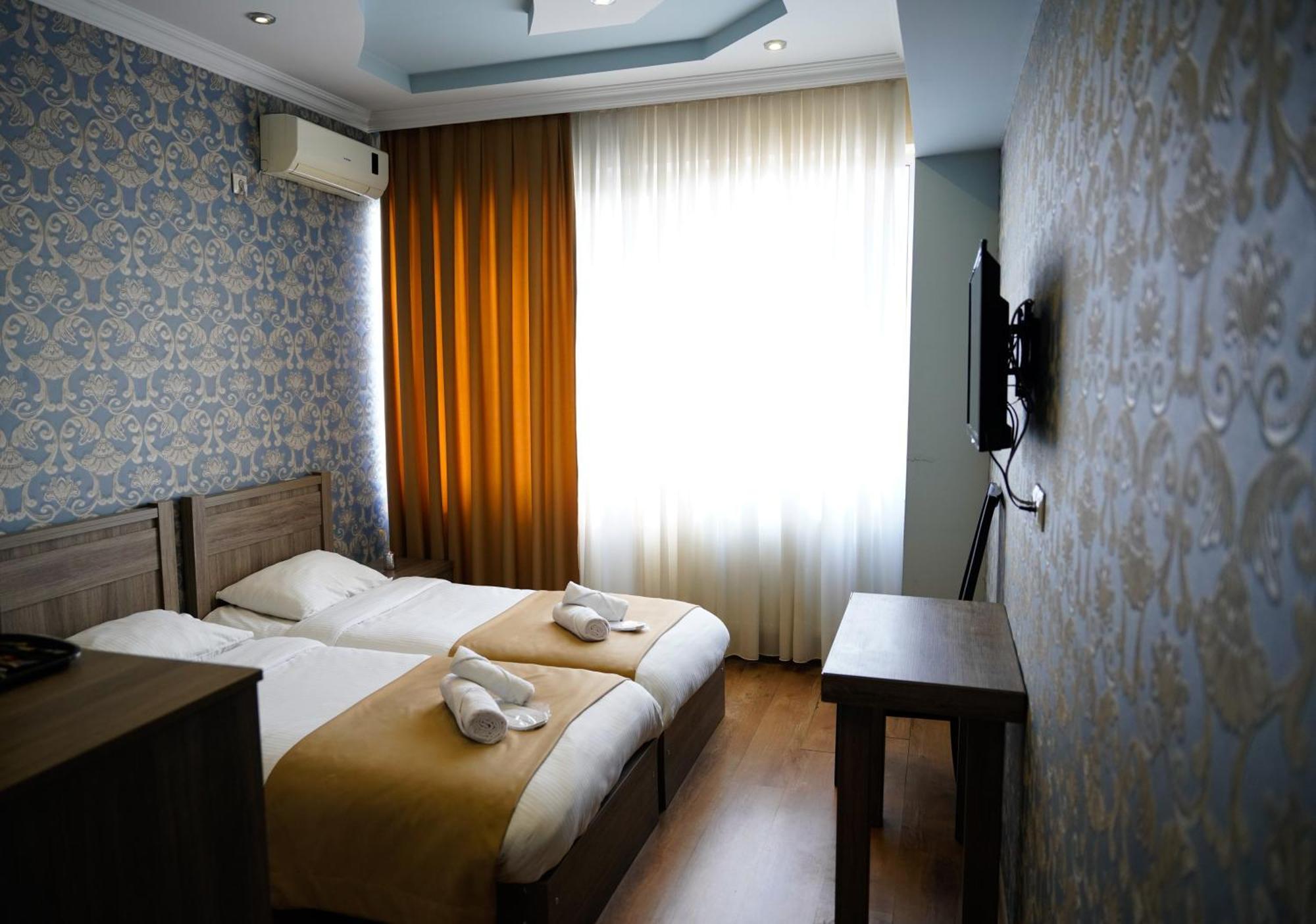 Hotel Monopoli Koetaisi Buitenkant foto