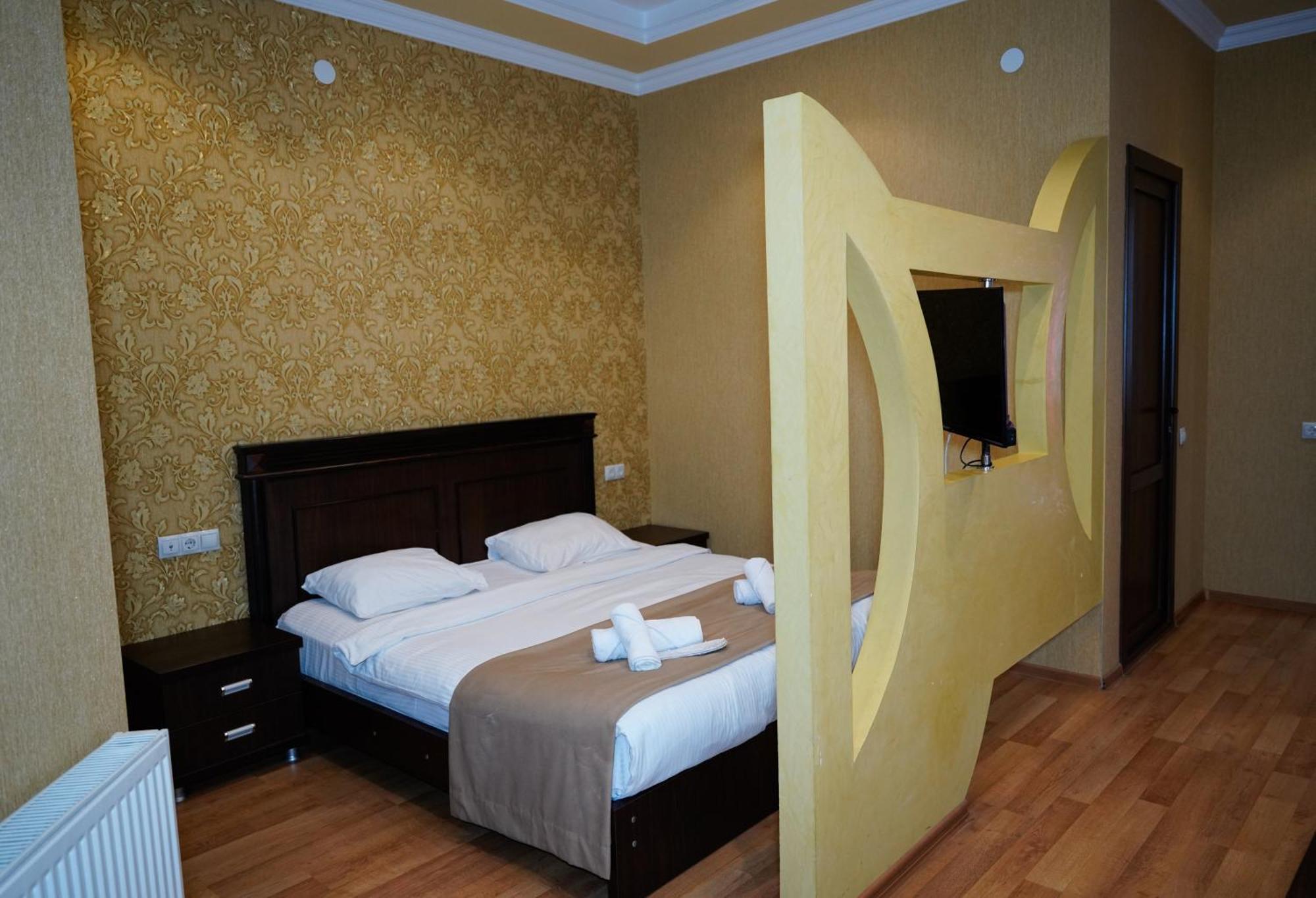 Hotel Monopoli Koetaisi Buitenkant foto