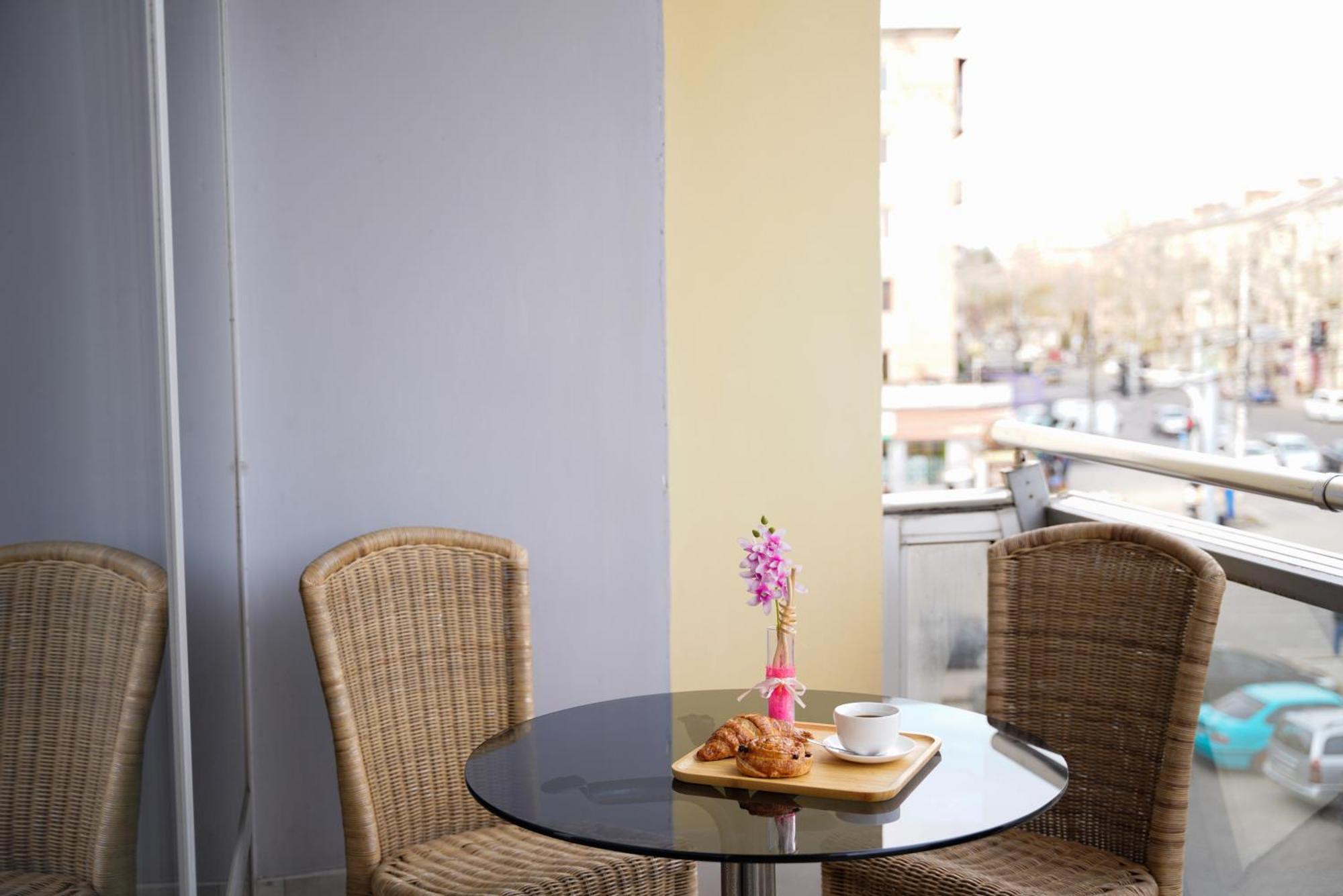 Hotel Monopoli Koetaisi Buitenkant foto