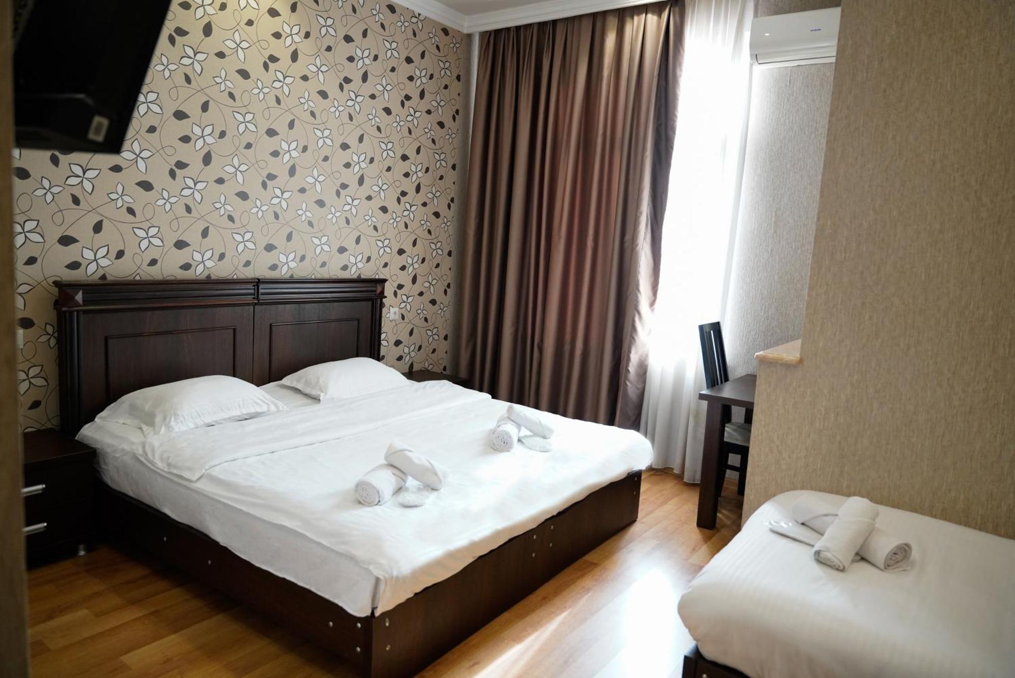 Hotel Monopoli Koetaisi Buitenkant foto