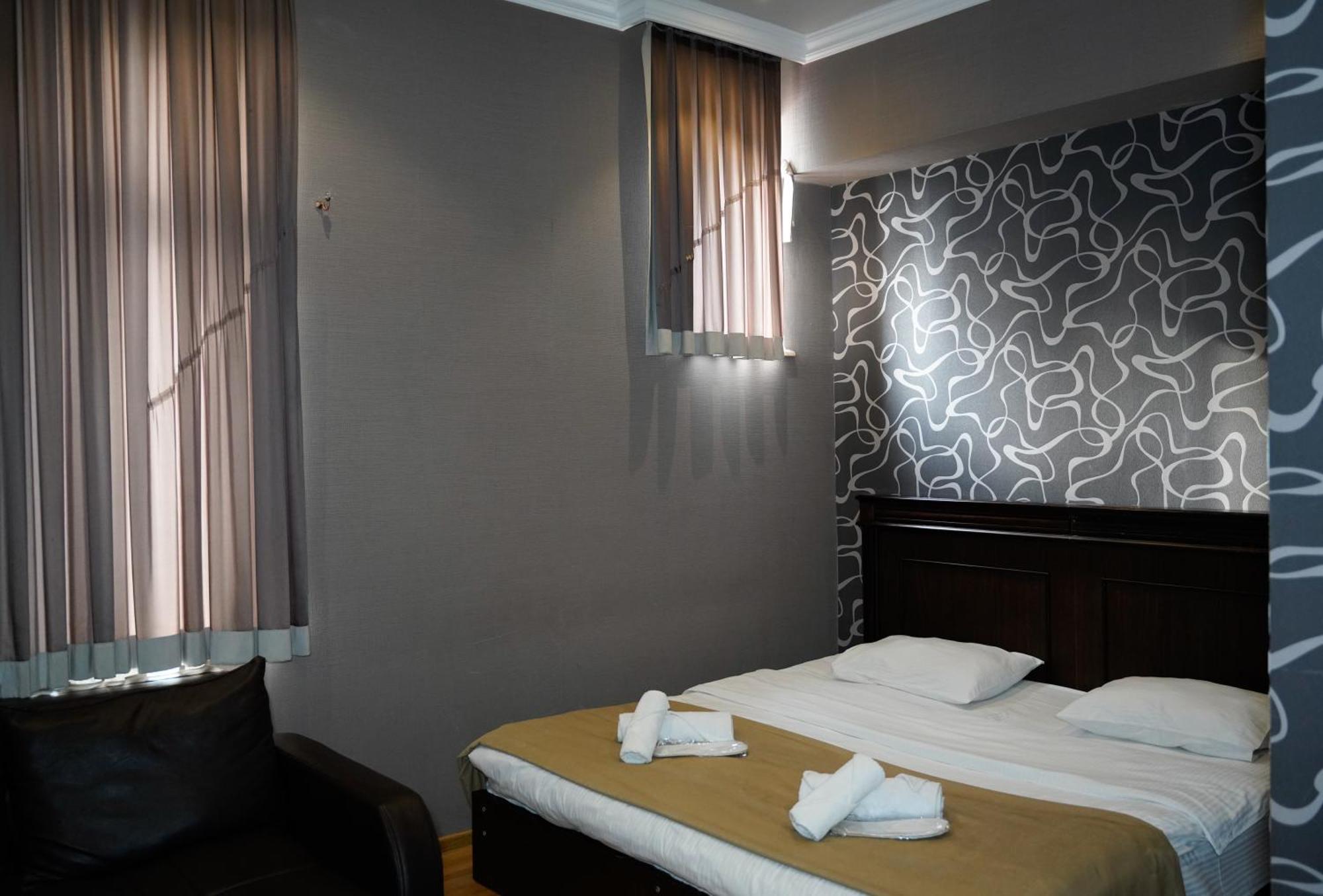 Hotel Monopoli Koetaisi Buitenkant foto
