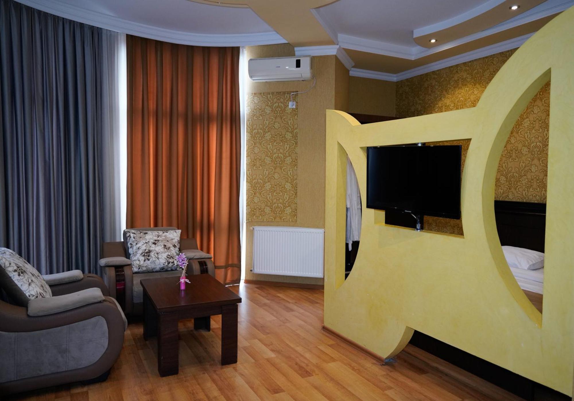 Hotel Monopoli Koetaisi Buitenkant foto