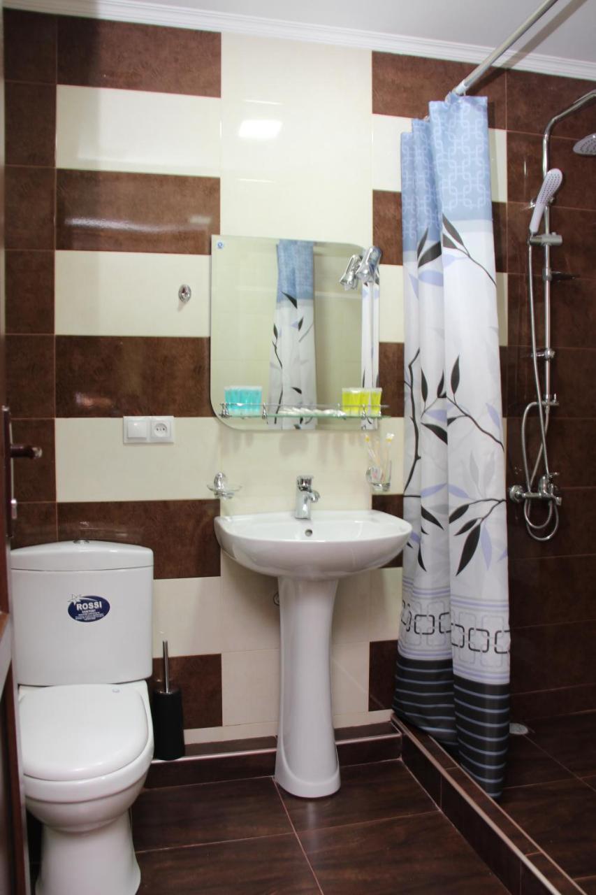 Hotel Monopoli Koetaisi Buitenkant foto